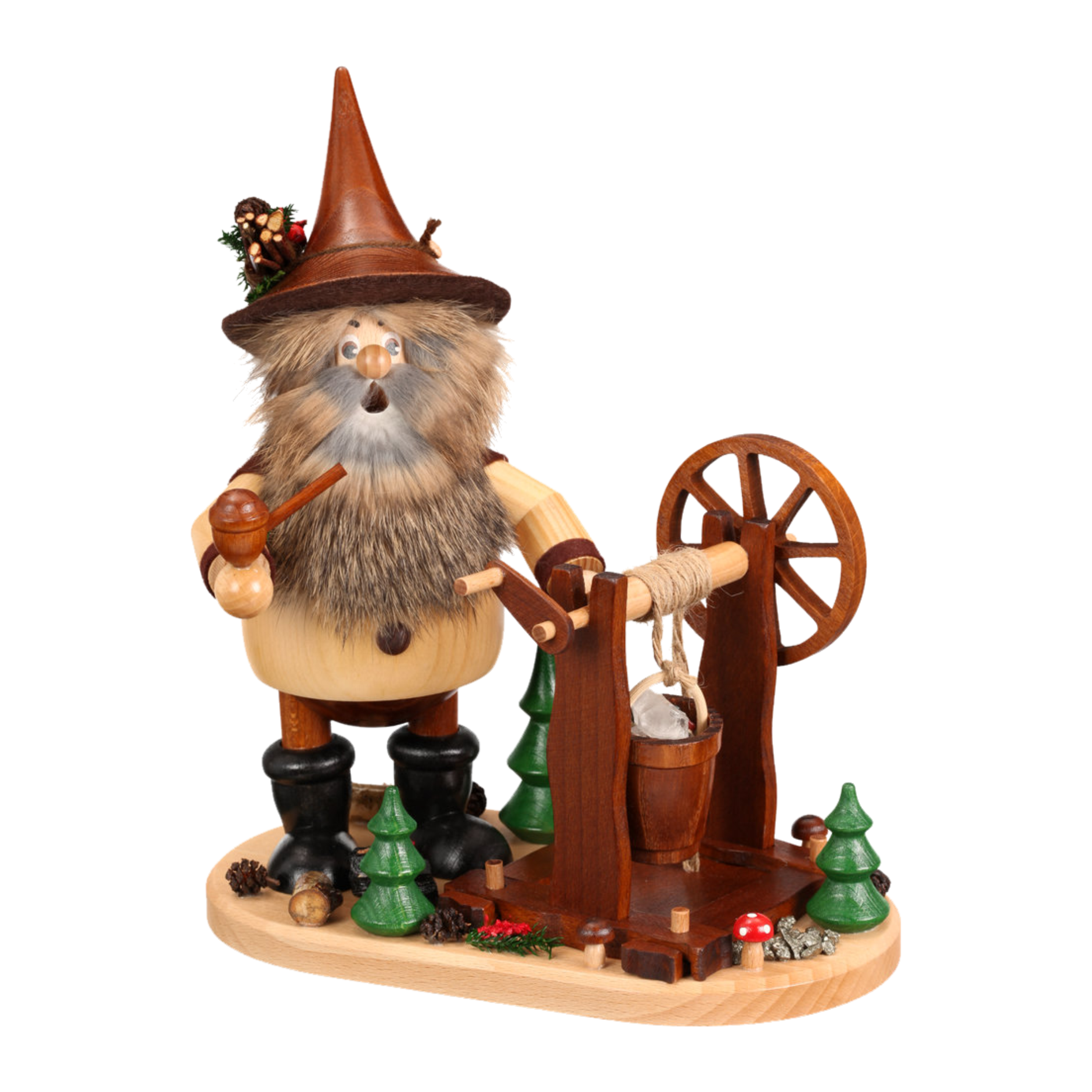 Der Erzwichtel Haspelknecht der DWU Drechselwerkstatt Uhlig ist eine Holzfigur mit braunem Hut, Pfeife und Kunstfellbart, die an einem Brunnen mit Spinnrad inmitten von Mini-Bäumen und Pilzen steht - ein echter erzgebirgischer Räuchermann.