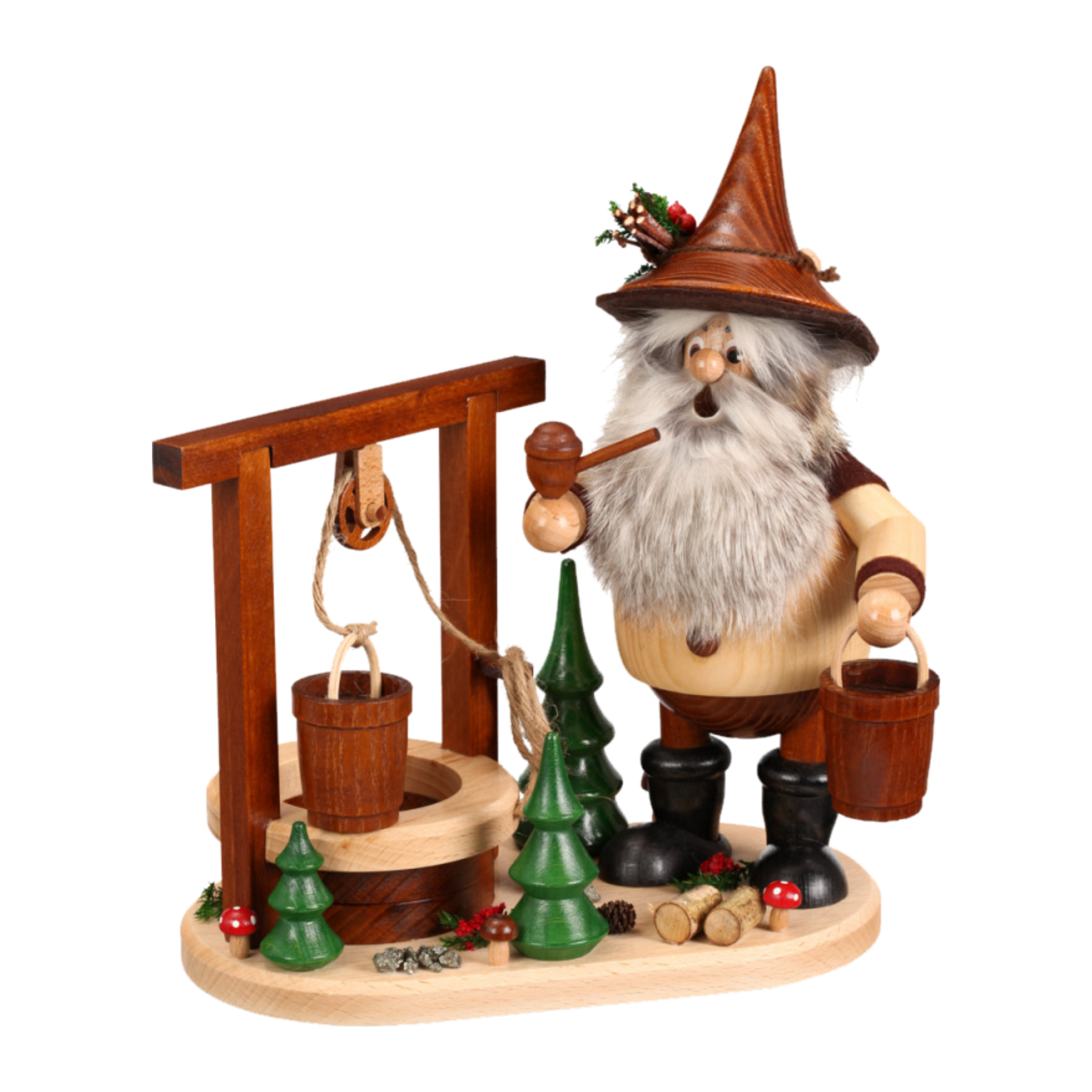 Das Erzwichtel am Brunnen von DWU Drechselwerkstatt Uhlig zeigt einen hölzernen Räuchermann-Zwerg mit Pfeife an einem Brunnen, der einen Eimer hält, inmitten von Mini-Weihnachtsbäumen und Baumstämmen und schafft so eine festliche Szene der erzgebirgischen Volkskunst.