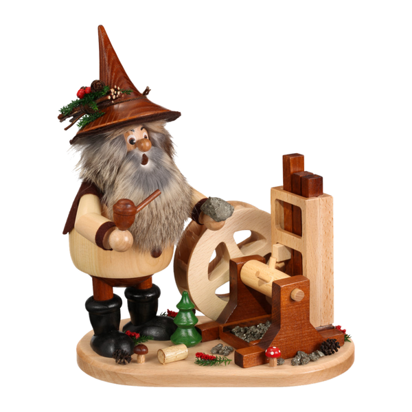 Die DWU Drechselwerkstatt Uhlig "Erzwichtel am Pochwerk" ist ein hölzerner Räuchermann mit einem bärtigen Mann mit Spitzhut und Pfeife, der inmitten von Miniaturbäumen und -pilzen im klassischen Stil der erzgebirgischen Volkskunst an einem Spinnrad posiert.