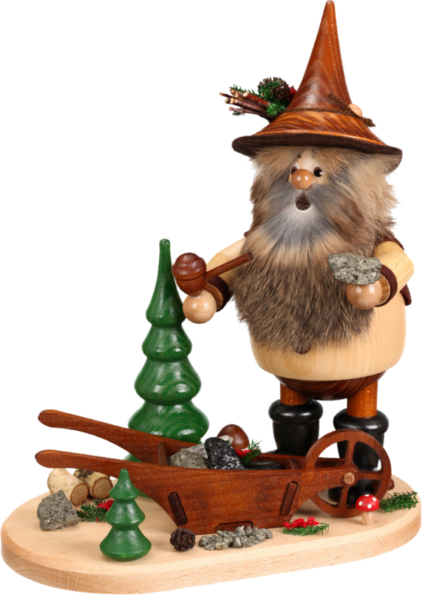 Die DWU Drechselwerkstatt Uhlig Erzwichtel mit Erzkarre ist ein hölzerner Räuchermann eines bärtigen Mannes mit Spitzhut an einem grünen Baum und braunem Erzkarren, auf einem ovalen Sockel mit erzgebirgischen Volkskunstdetails wie Tannenzapfen und Minibäumen.