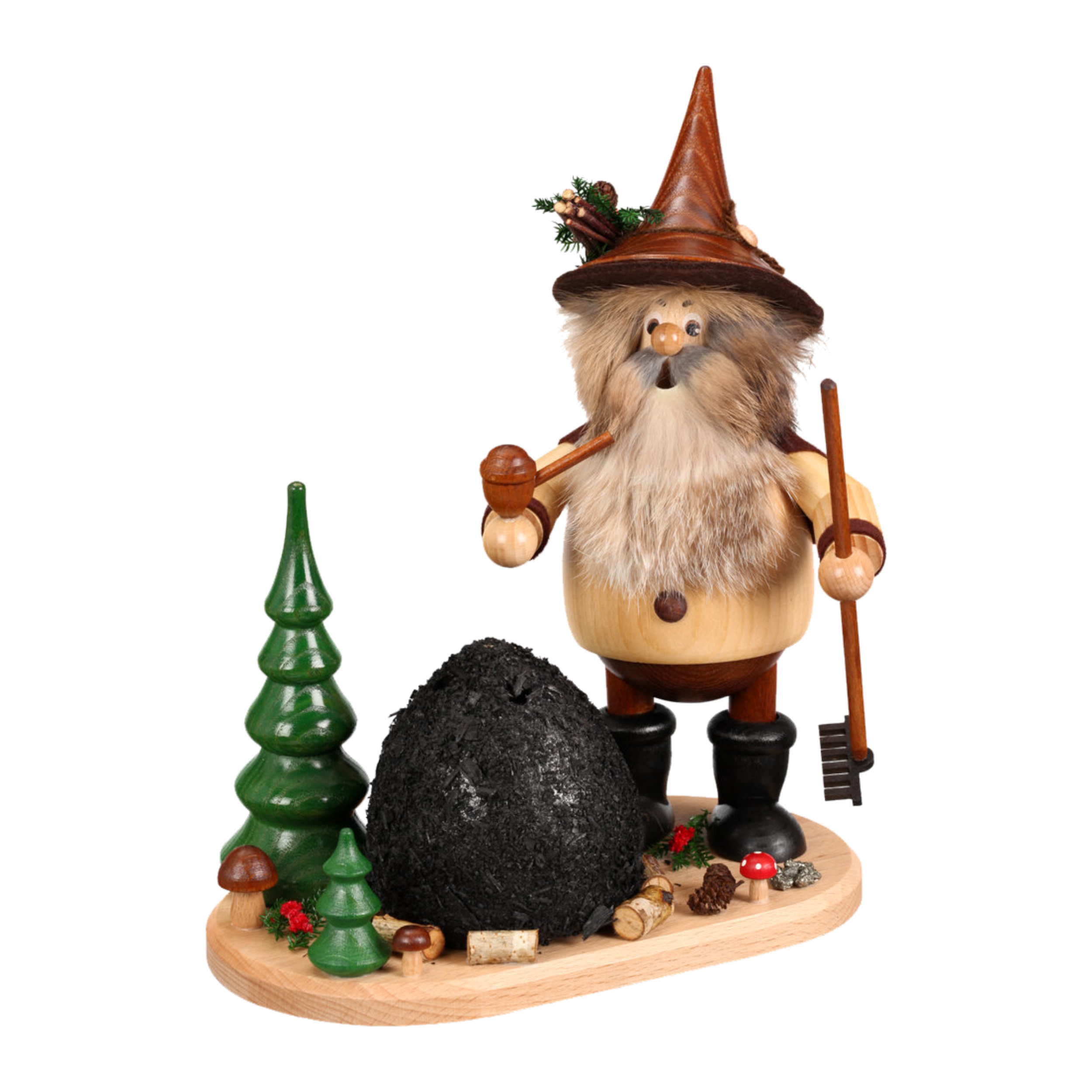 Der Erzwichtel Köhler von DWU Drechselwerkstatt Uhlig ist ein hölzerner Räuchermann mit einem bärtigen Mann mit brauner Mütze und Pelzbesatz, der auf einem Sockel mit grünem Baum, schwarzem Felsen, Pilzen und Verzierungen steht und eine Pfeife und ein Werkzeug hält.