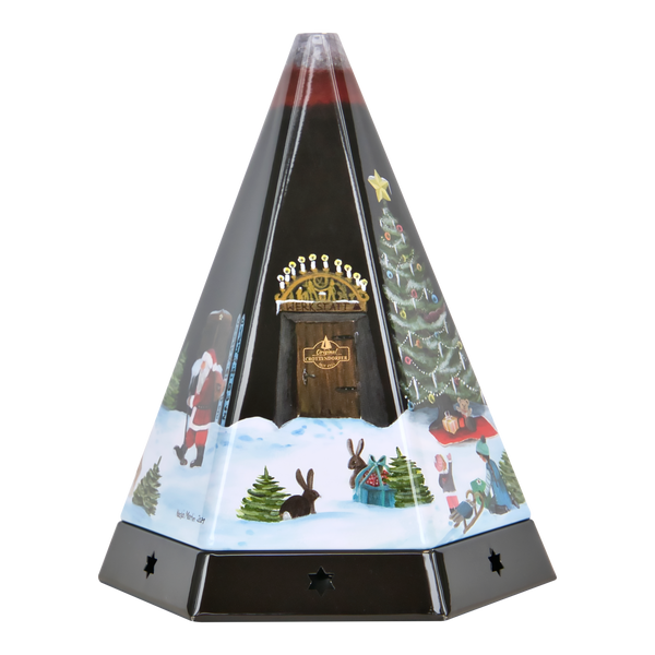 Die Räucherpyramide aus Metall von Original Crottendorfer Räucherkerzen ist eine pyramidenförmige Schneekugel mit Weihnachtsmann, Weihnachtsbaum und zwei Hasen im Schnee. Goldene Sterne zieren den oberen Rand wie filigrane Metallmotive, im Inneren befinden sich ein detailreicher Torbogen und verstreute Schneeflocken.