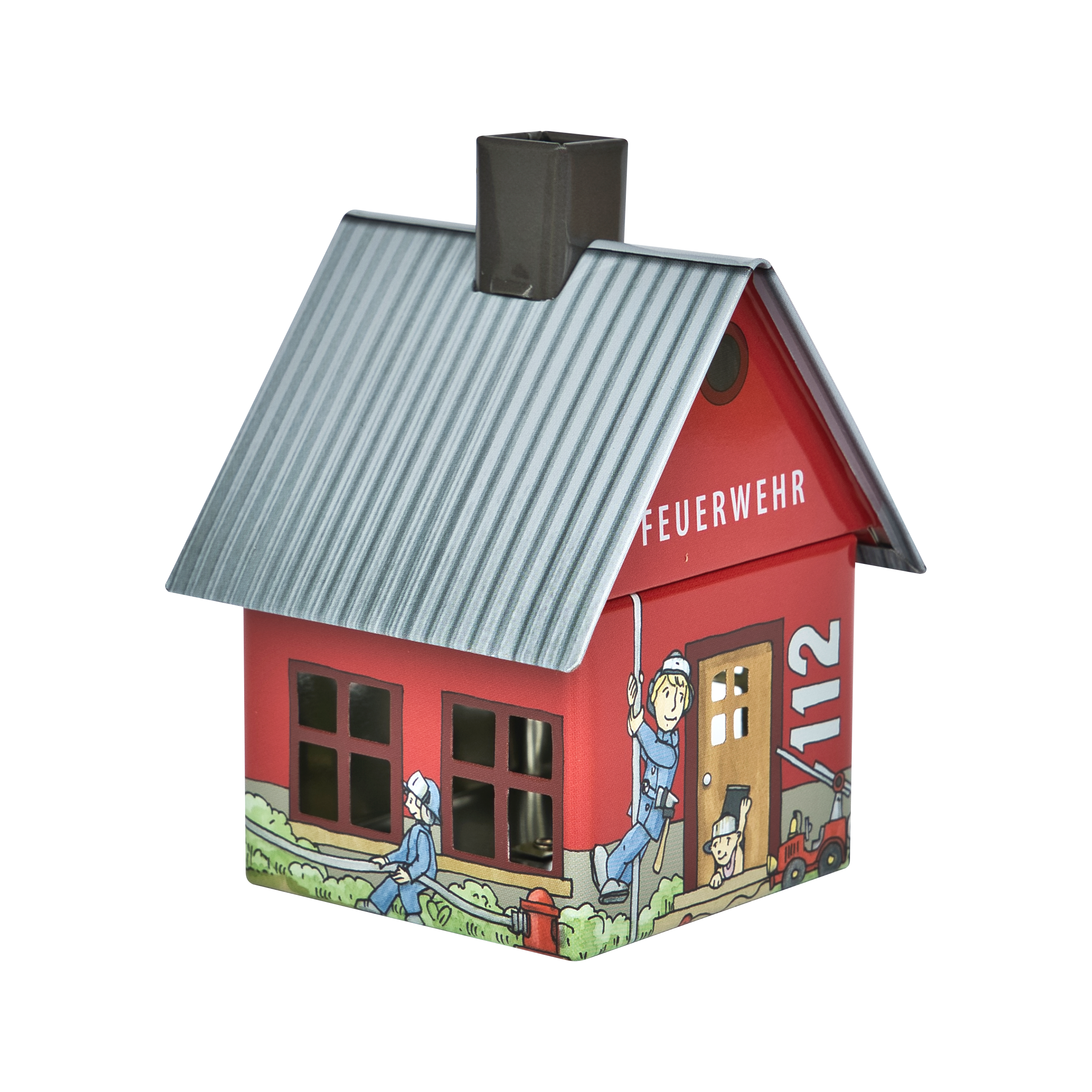 Das Räucherhäuschen Feuerwehr der Original Crottendorfer Räucherkerzen ist ein hübscher roter Metallbehälter in Form eines Hauses mit grauem Dach und Schornstein. Es zeigt Feuerwehrmann-Illustrationen, „FEUERWEHR“ an der Seite und „112“ neben der Tür.