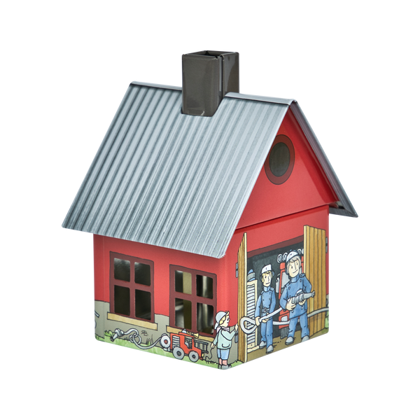 Das Räucherhäuschen Feuerwehr von Original Crottendorfer Räucherkerzen ist ein kleines, rotes, illustriertes Räucherstäbchenhalter-Modellhaus mit schrägem grauem Dach und dunkelgrauem Metallschornstein. Es zeigt Cartoon-Feuerwehrmänner, einen Hund und einen Hydranten mit einer offenen Tür, die verspielte Feuerwehrdetails im Inneren enthüllt.