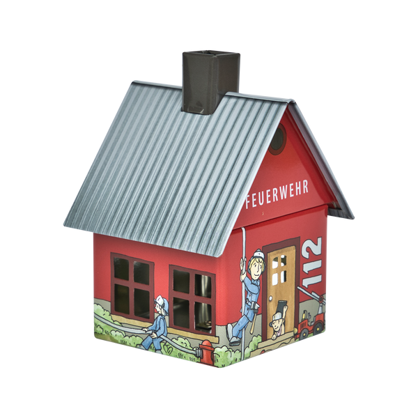 Das Räucherhäuschen Feuerwehr der Original Crottendorfer Räucherkerzen ist ein hübscher roter Metallbehälter in Form eines Hauses mit grauem Dach und Schornstein. Es zeigt Feuerwehrmann-Illustrationen, „FEUERWEHR“ an der Seite und „112“ neben der Tür.
