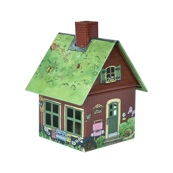 Das Räucherhäuschen Kunterbunt von Original Crottendorfer Räucherkerzen ist ein illustriertes Spielzeughaus mit grünem Schrägdach, roter Holzfassade, grünen Fensterläden und dunkelgrüner Tür. Verziert mit bunten Pflanzen, Tieren und verspielten Motiven wird es zu einem bezaubernden Räucherkerzenhalter.