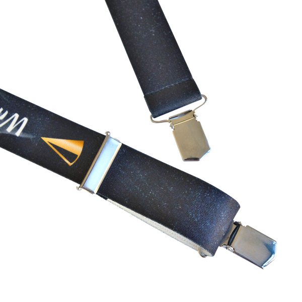 Zwei elastische Hosenträger „Wir lassn’s naab’ln!“ von Original Crottendorfer in Schwarz mit silbernen Clips, gelbem Logo und weißer Schrift – ideal für Räucherfans. Präsentiert auf schlichtem Hintergrund.