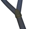 Eine Nahaufnahme von zwei dunkelblauen „Hosenträgern ‚Wir lassn’s naab’ln!‘“ von Original Crottendorfer, elastische Träger kreuzen sich und sind durch einen Lederflicken vor schwarzem Hintergrund verbunden.