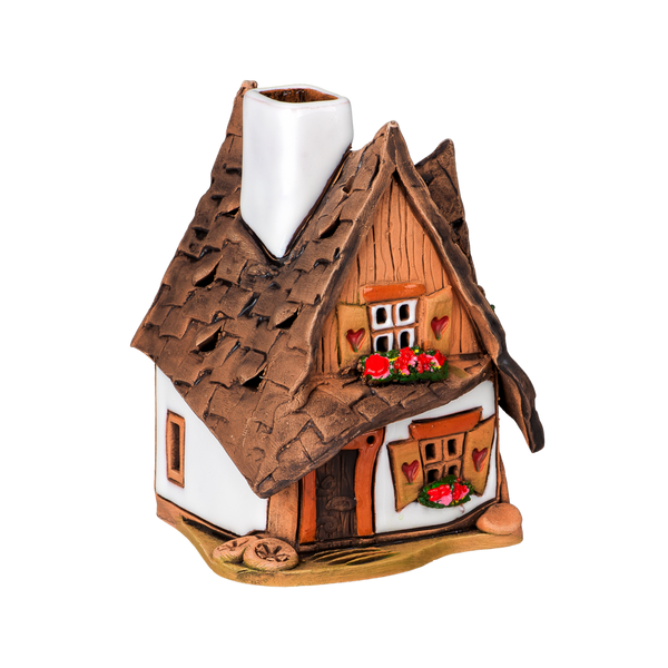 Das Original Crottendorfer Räucherhaus Keramik mit schiefem Dach weiß/braun ist ein Keramikmodell eines Häuschens mit strukturiertem Dach, weißem Schornstein, mit roten Blumenkästen geschmückten Fenstern, herzförmigen Fensterläden und Tür, was es zu einem einladenden Hingucker für jeden Raum macht.