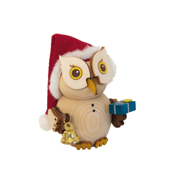 Der Mini Eule Weihnachtsmann von Drechslerei Kuhnert ist eine bezaubernde Eulenfigur aus Holz mit einer roten Weihnachtsmannmütze, die ein blaues Geschenk und eine goldene Glocke hält. Mit großen gelben Augen und einem fröhlichen Ausdruck verleiht sie jeder Sammlung nachhaltiger Holzfiguren festlichen Charme.