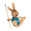 Der Stupsi Hase Eiermaler von Drechslerei Kuhnert ist eine bezaubernde Hasenfigur aus Holz mit blauer Weste und orangefarbener Fliege, die einen Pinsel und eine bunte Palette hält und aus nachhaltigem Holz gefertigt ist.