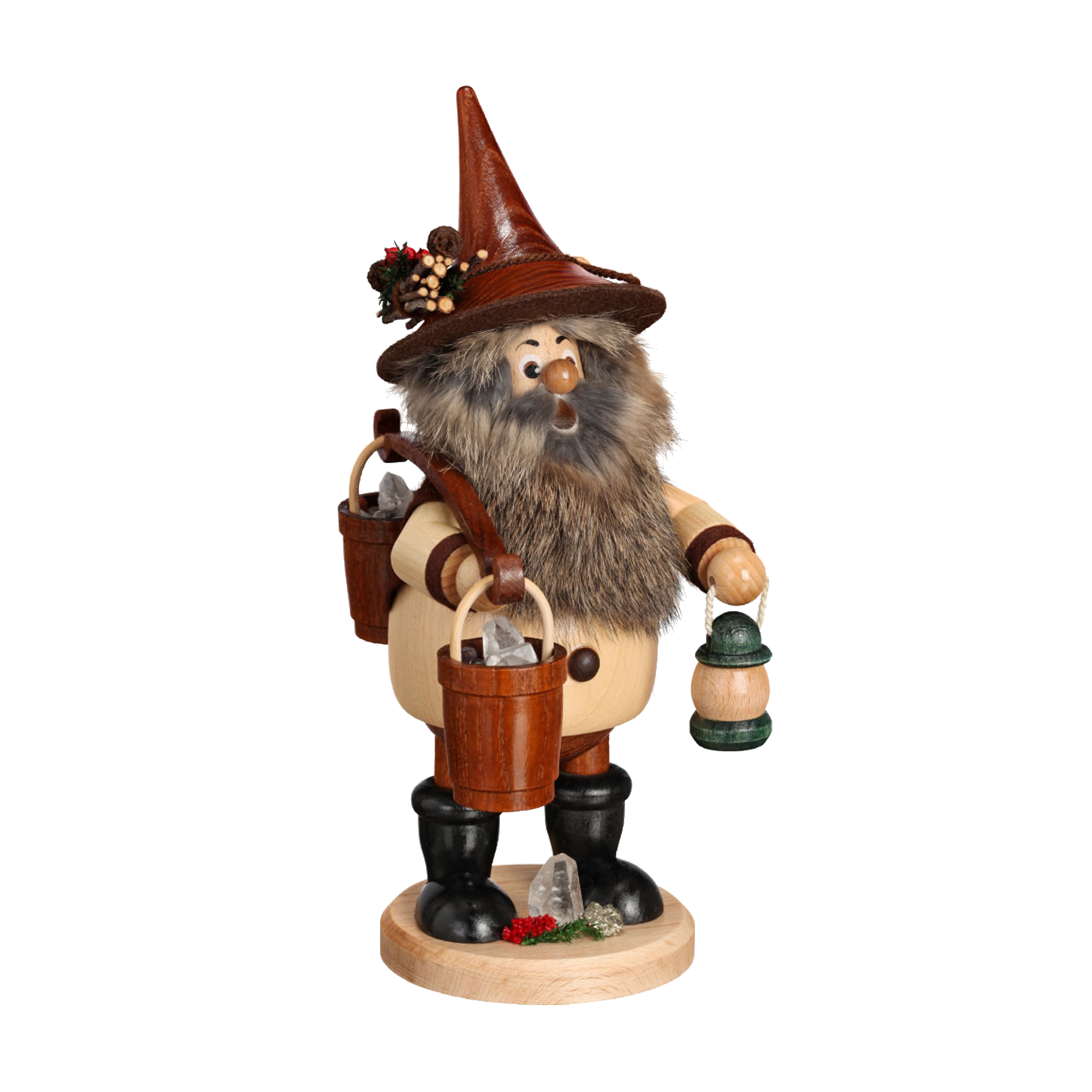 Der DWU Drechselwerkstatt Uhlig Wichtel Erzträger mit Eimer ist eine handgefertigte erzgebirgische Holzfigur eines bärtigen, zwergartigen Räuchermanns mit hohem Hut, Laterne und Eimer. Es steht auf einem runden Sockel, der mit aufwendigem Grün und Beeren verziert ist.