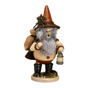Der Waldwichtel Waldarbeiter von DWU Drechselwerkstatt Uhlig ist eine hölzerne Räuchermannfigur mit grauem Bart, braunem Spitzhut, Laterne, Spazierstock, Leinensack und ist mit Tannenzapfen und Grünzeug geschmückt.