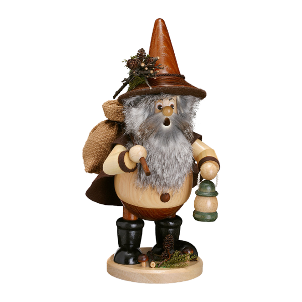Der Waldwichtel Waldarbeiter von DWU Drechselwerkstatt Uhlig ist eine hölzerne Räuchermannfigur mit grauem Bart, braunem Spitzhut, Laterne, Spazierstock, Leinensack und ist mit Tannenzapfen und Grünzeug geschmückt.