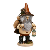 Der Waldwichtel Waldarbeiter von DWU Drechselwerkstatt Uhlig ist eine hölzerne Räuchermannfigur mit grauem Bart, braunem Spitzhut, Laterne, Spazierstock, Leinensack und ist mit Tannenzapfen und Grünzeug geschmückt.