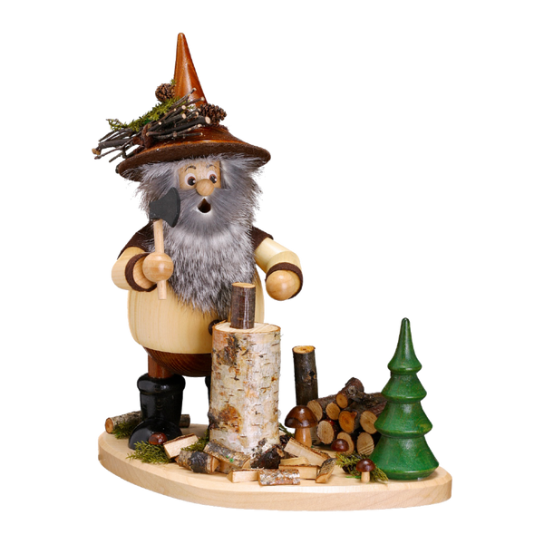 Der "Waldwichtel Holzhacker" der DWU Drechselwerkstatt Uhlig ist ein erzgebirgischer Räuchermann aus Holz. Er zeigt einen bärtigen Mann in Stiefeln und Hut, der mit einer Axt neben einem Holzstapel und einem grünen Baum auf einem Holzsockel Holz hackt.