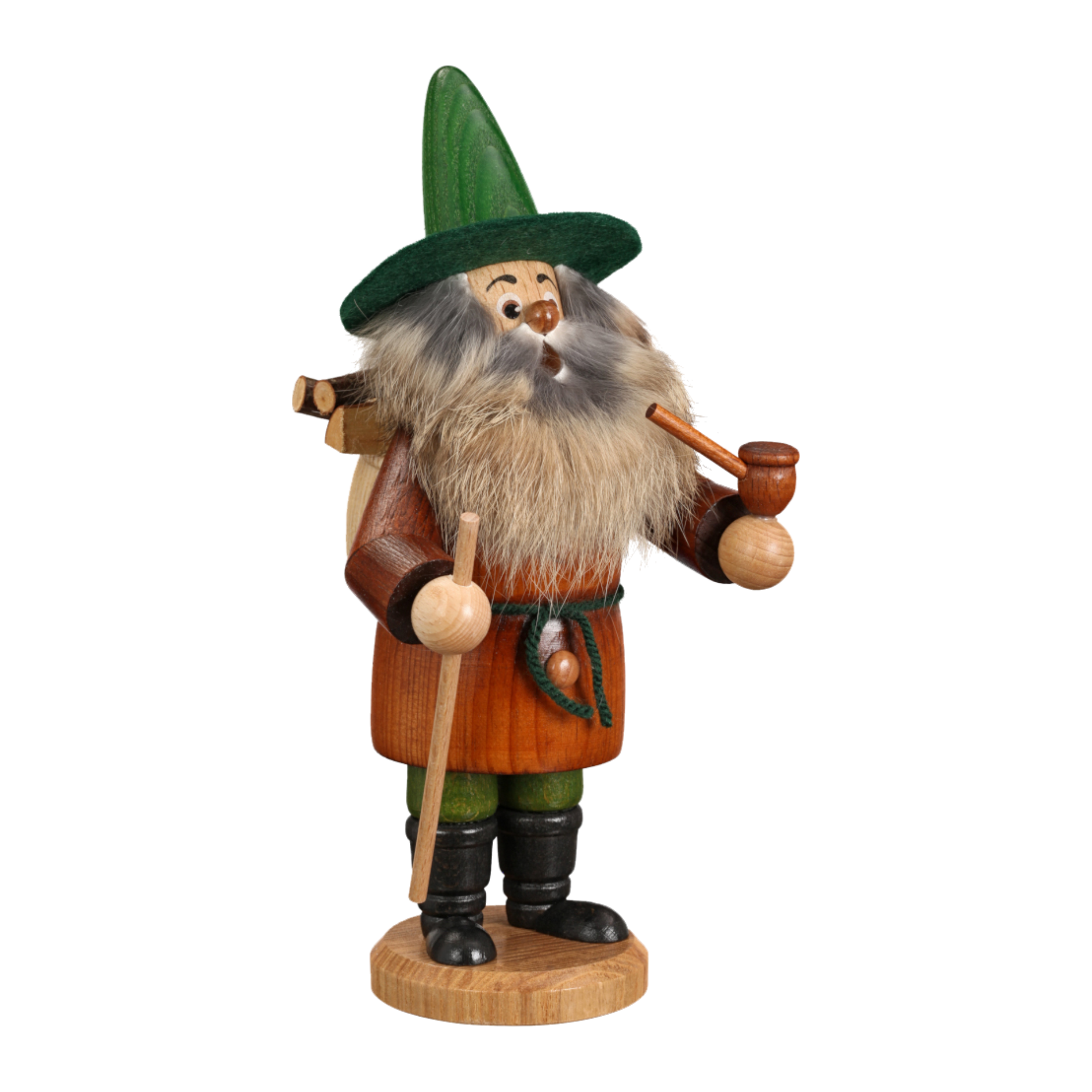 Der Räuchermann „Holzsammler braun mit Gürtel“ der DWU Drechselwerkstatt Uhlig ist ein Stück Volkskunst aus dem Erzgebirge und stellt eine bärtige Figur mit grünem Hut und Umhang dar. Ausgestattet mit Pfeife, Spazierstock und Rucksack steht sie auf einem runden Holzsockel.