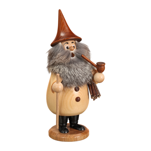 Der Wurzelzwerg natur von DWU Drechselwerkstatt Uhlig ist eine handgefertigte Holzfigur mit Spitzhut, buschigem grauen Bart, Pfeife, Stab, Knopfleiste, schwarzen Stiefeln und klassischer erzgebirgischer Volkskunst auf einem runden Sockel.