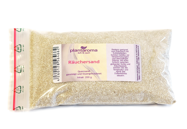 Ein 200g Klarsichtbeutel Plantaroma Räuchersand aus gereinigtem, feuergetrocknetem Quarzsand für intensive Dufterlebnisse. Inklusive deutscher Anleitung zur optimalen Anwendung mit Kohle.