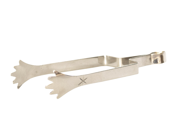 Die Zange 15 cm von Plantaroma ist eine silberne Eiszange mit flachen, krallenförmigen Enden und einem schlichten, rechteckigen Griff. Mit einem kleinen eingravierten Stern in der Nähe des Gelenks passt diese elegante und zeitlose Zange perfekt in jedes Ambiente.