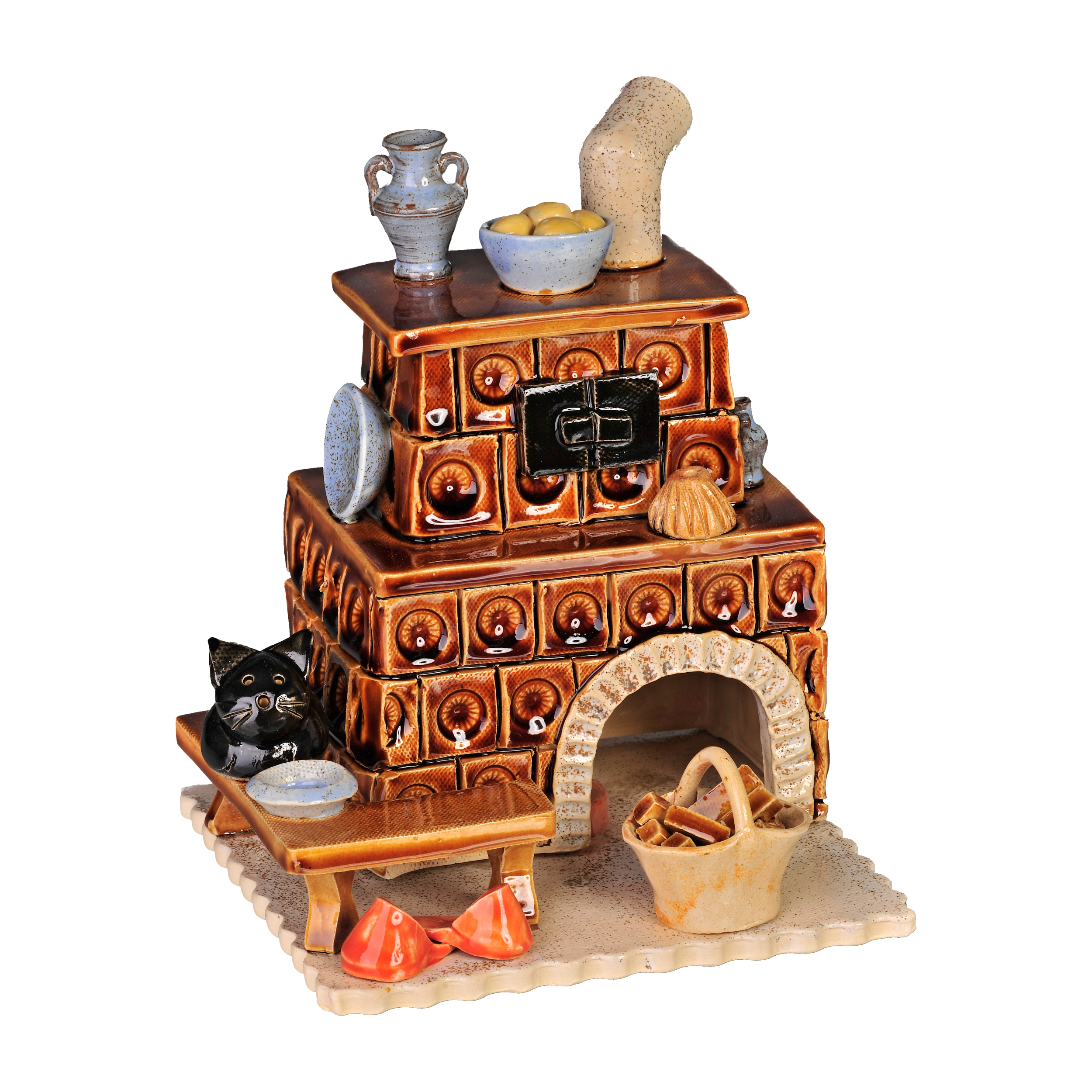 Der Keramik-Räucherofen Kamin eckig, braun der Keramikwerkstatt Carola Busch ist eine dekorative Keramikfigur im traditionellen erzgebirgischen Stil, die einen rustikalen Ofen mit Schornstein, schwarzer Katze, Geschirr, Korb und Lebensmitteln zeigt.