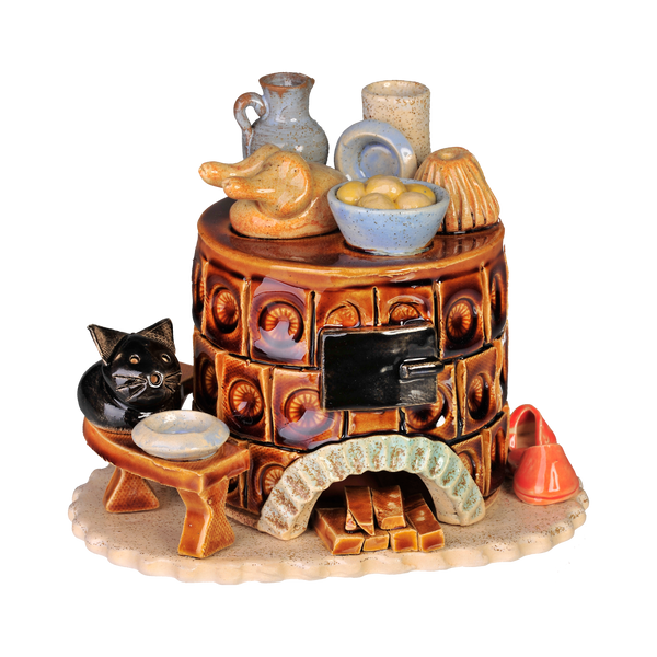 Der Keramik-Räucherofen Mini rund, braun von Keramikwerkstatt Carola Busch ist eine Keramikskulptur eines rustikalen Ofens mit einer Katze neben einer Schüssel, Küchenutensilien wie einem Krug, Brot, Kartoffeln darauf und einem kleinen roten Krug auf der rechten Seite. Die Vorderseite des Ofens zeigt einen Holzstapel und eine schwarze Tür.