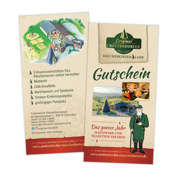 Zwei Gutscheine für das Räucherkerzenland von Original Crottendorfer zeigen farbenfrohe Illustrationen des Veranstaltungsortes und heben Aktivitäten wie Kreativworkshops, einen Streichelzoo und Marktstände hervor. Auf einem Gutschein ist ein Comic-Mann in traditioneller Kleidung abgebildet.