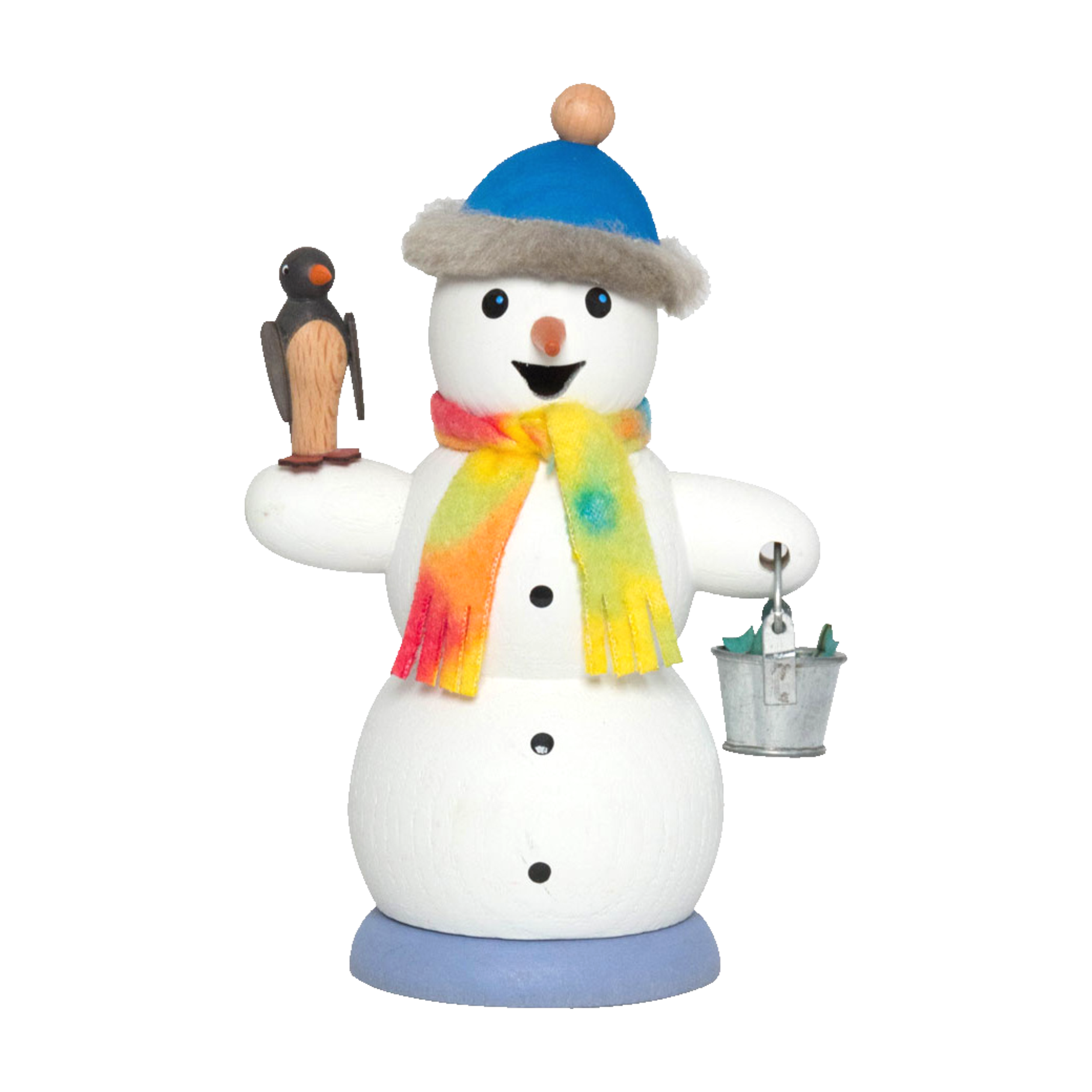 Die Räucherfigur Schneemann mit Pinguin von Drechslerei Kuhnert ist ein bezaubernder Schneemann aus Holz mit einer blauen Mütze, einem bunten Schal, einem Vogel auf einem Arm und einem Metalleimer auf dem anderen. Er steht auf einem blauen Sockel und hat drei schwarze Knöpfe, die seinen Körper schmücken.