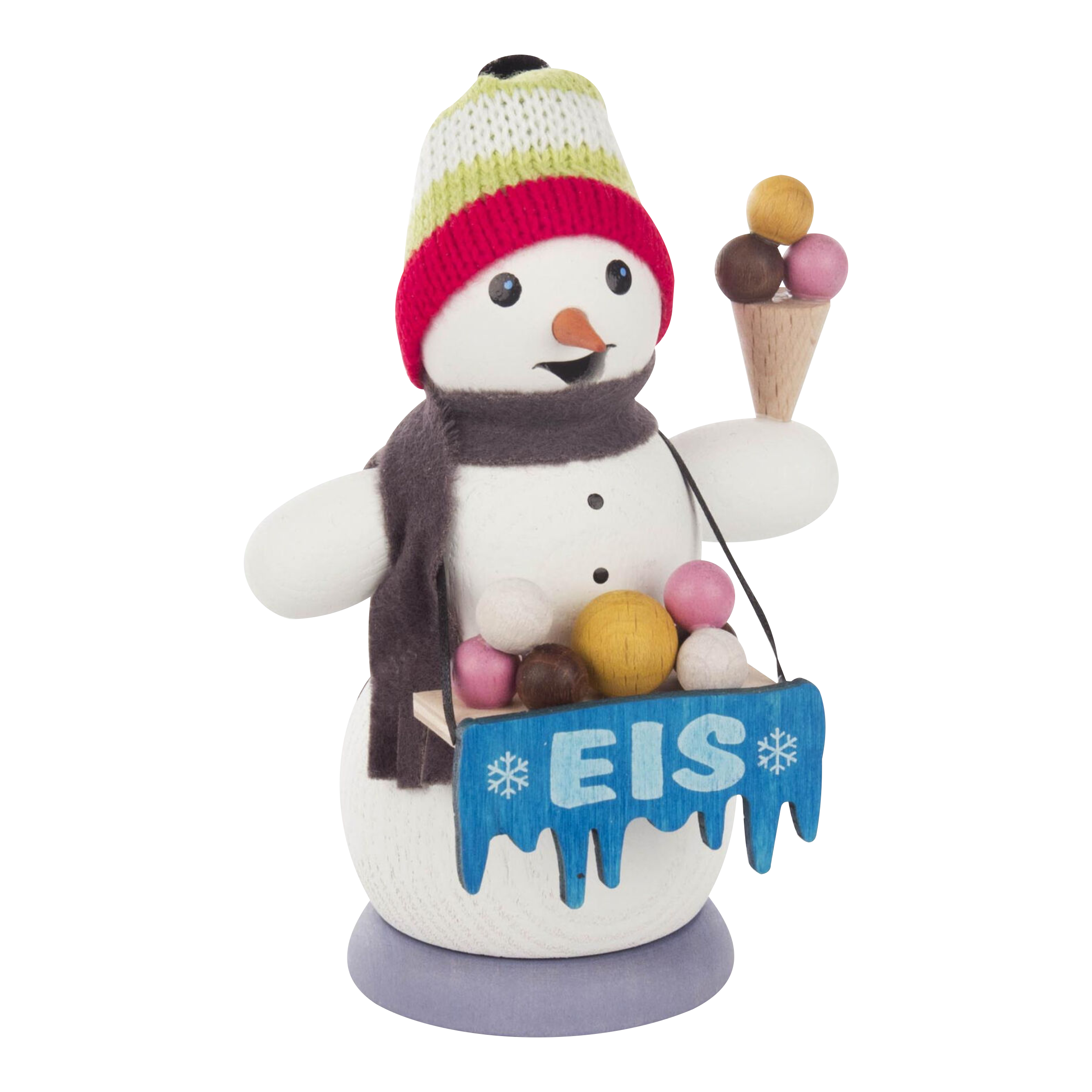 Die nach erzgebirgischer Volkskunst-Tradition gefertigte Räucherfigur Schneemann Eisverkäufer von Drechslerei Kuhnert zeigt einen Schneemann mit Strickmütze und Schal, der eine Eistüte und einen Korb mit der Aufschrift „EIS“ mit bunten Kugeln in der Hand hält, und zeugt von festlicher und erlesener Handwerkskunst.