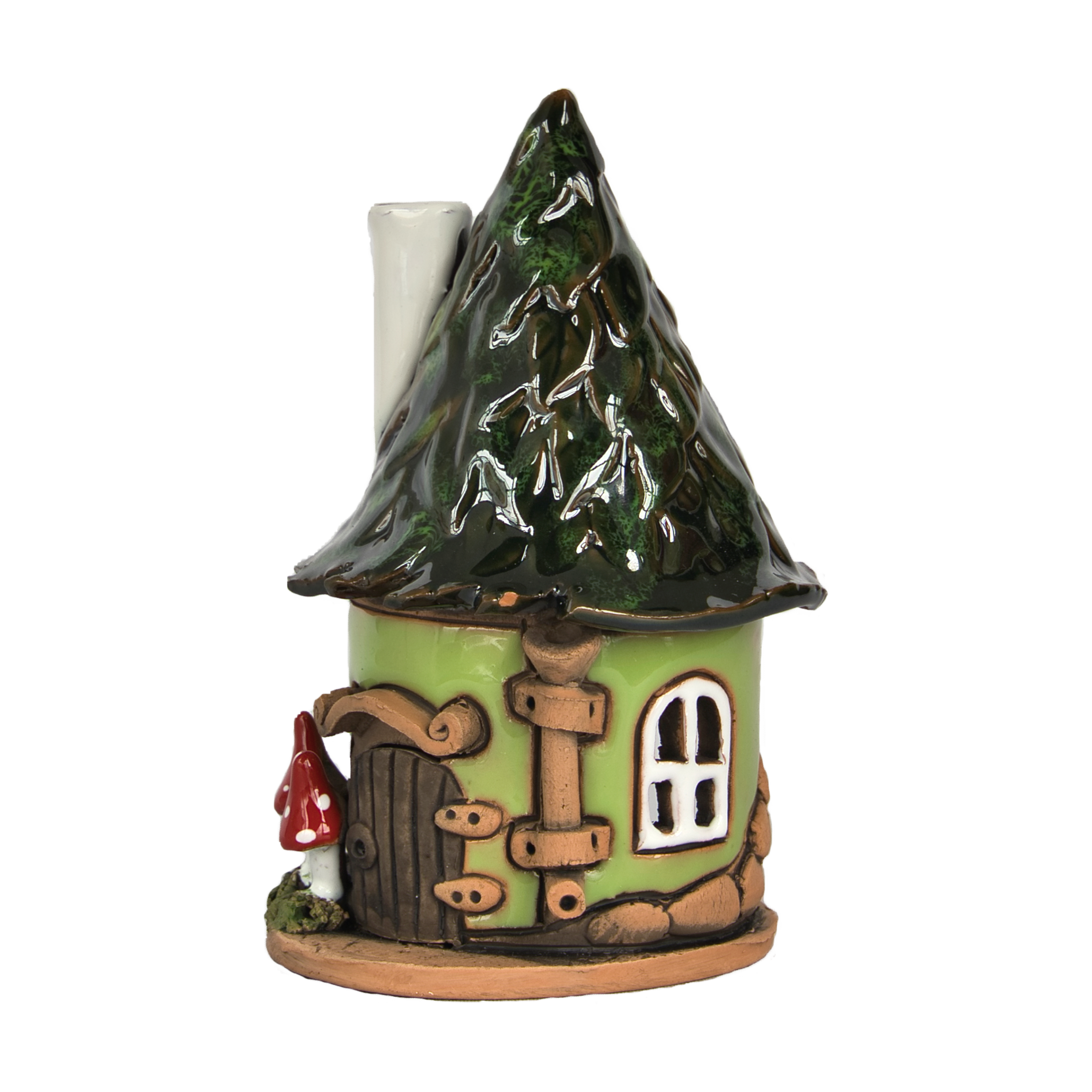Das Räucherhaus Keramik Pilzhaus grün von Original Crottendorfer besticht durch sein tannenförmiges Dach, runde Fenster, Holztür und rotes Pilzdekor - ein märchenhafter Blickfang aus liebevoll gefertigter Keramik.