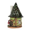 Das Räucherhaus Keramik Pilzhaus grün von Original Crottendorfer besticht durch sein tannenförmiges Dach, runde Fenster, Holztür und rotes Pilzdekor - ein märchenhafter Blickfang aus liebevoll gefertigter Keramik.