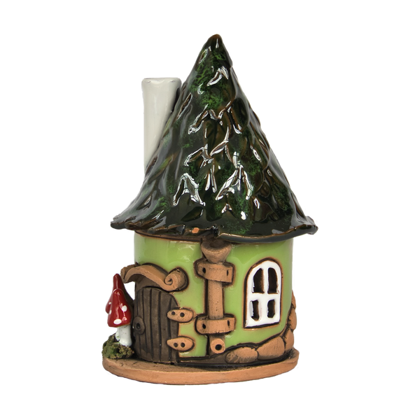 Das Räucherhaus Keramik Pilzhaus grün von Original Crottendorfer besticht durch sein tannenförmiges Dach, runde Fenster, Holztür und rotes Pilzdekor - ein märchenhafter Blickfang aus liebevoll gefertigter Keramik.
