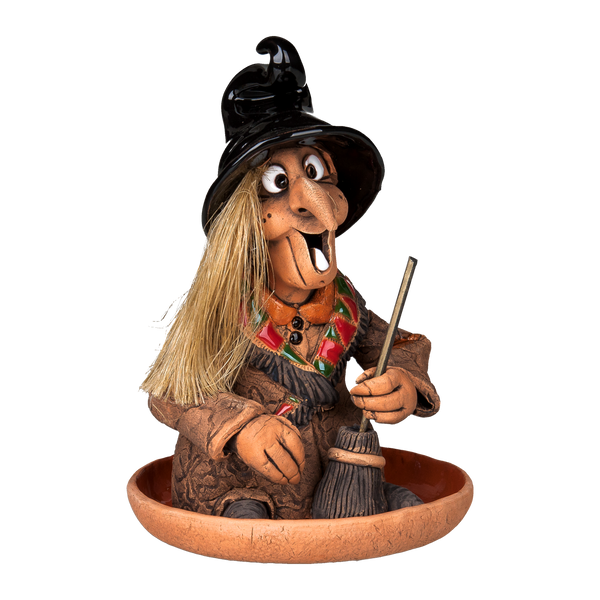 Die skurrile „Räucherhexe mit Keramikteller - Hut schwarz“ von Original Crottendorfer zeigt eine Hexe mit einem hohen schwarzen Hut, strohähnlichem Haar und übertriebenen Gesichtszügen. Gekleidet in einen farbenfrohen schwarzen Umhang und mit einem kleinen Besen in der Hand, verstärkt dieses charmante Stück in limitierter Auflage seinen Reiz.
