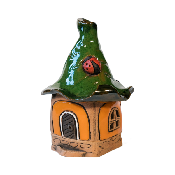Das Räucherhaus Keramik Mini Orange mit Marienkäfer von Original Crottendorfer verfügt über ein hohes grünes Dach, einen gelben Keramikkörper und umfasst eine braune Tür, ein Fenster und einen rot-schwarzen Marienkäfer auf dem Dach – ein idealer Hingucker für jede Umgebung.