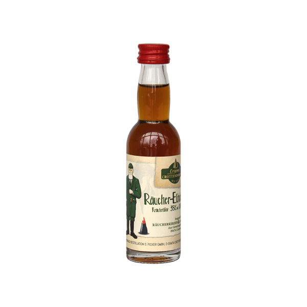 Die kompakte 0,04l Braunglasflasche von Original Crottendorfer mit rotem Verschluss ziert ein Etikett mit einer Person in Tracht und dem Text „Raucher-Eleganz Kräuterlikör“. Auf schwarzem Hintergrund erstrahlt das klassische Design als Räucher-Elixier 0,04l.